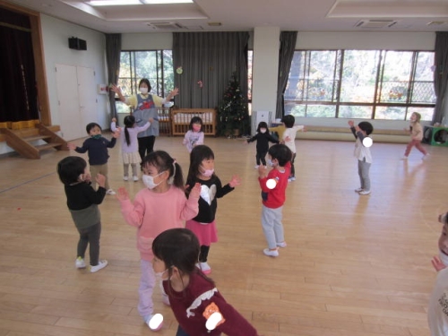 【2歳児クラス　ぴよ・わん】ホールで踊り＆リトミック
