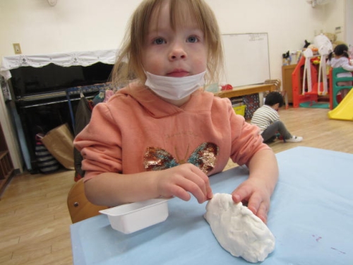 【2歳児クラス　ぴよ・わん】紙粘土遊び（雪うさぎ）を楽しみました