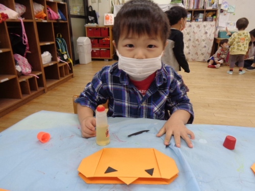 【2歳児クラス　ぴよ・わん】ハロウィンのバッグを作りました🎃
